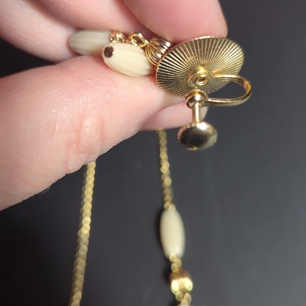 Elegant Gold and Cream Jewelry Set Vintage - Picture 5 of 9